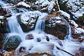 Detail eines verschneiten Wasserfalls, der im Winter über die Felsen von Janosikove Diery fließt; Kleine Fatra, Karpaten, Terchova, Slowakei.
