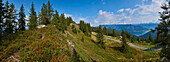 Blick von der Sch?ttenh?he mit Wanderern auf dem Weg in den Bergen oberhalb von Zell am See, Kaprun; Bundesland Salzburg, Österreich