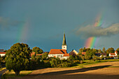 Die Kirche von Dietkirchen zwischen zwei Regenbögen; Landkreis Neumarkt, Oberpfalz, Bayern, Deutschland