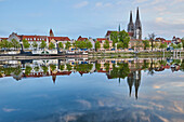 Blick über die Donau mit dem alten gotischen Dom St. Peter vom Marc?-Aurel-Ufer in der Regensburger Altstadt bei blauem Himmel bei Sonnenuntergang; Regensburg, Bayern, Deutschland