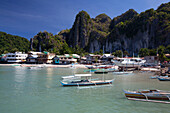 Bangka Boote sitzen in der malerischen Bucht; El Nido, Bacuit Archipelago, Palawan, Philippinen