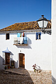 Wäsche, die auf einem Balkon eines Gebäudes in der alten Burg hängt; Castellar De La Frontera Andalusien Spanien