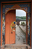 Offene Tür am Wangdichholing-Palast; Bezirk Bumthang Bhutan
