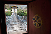 Eine eiserne Hängebrücke im Kloster Tamchhog Lhakhang über den Paro Chhu Fluss; Bhutan