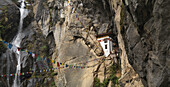 Buddhistische Gebetsfahnen in den Bergen; Bhutan