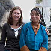 Zwei Frauen in einer Umarmung im Tigernest-Kloster; Bezirk Paro, Bhutan