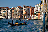 Ein Gondoliere und Passagiere in einer Gondel auf dem Canal Grande; Venedig Italien