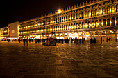 Menschen auf dem Markusplatz bei Nacht; Venedig Italien