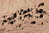 Während der buddhistischen Periode wurden Tausende von Höhlen in die Felsen von Bamiyan gehauen. Die geschwärzten Decken sind das Ergebnis der Umsiedlung der Menschen nach der Zerstörung von Bamiyan durch die Taliban. Seit 2004 sind die Höhlen und Grotten an der Steilwand verlassen und werden nun von Archäologen restauriert, Provinz Bamian, Afghanistan