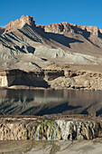 Wasser, das in Kaskaden die Travertinwände des Band-I-Haibat (Staudamm der Ehrfurcht) hinunterfließt, Band-I-Amir, Provinz Bamian, Afghanistan