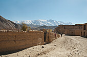 Lehmwand in Shekh Ali, Provinz Parwan, Afghanistan