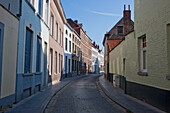 Straßenszene mit mittelalterlichen Häusern, Brügge (Brugge), Westflandern, Belgien
