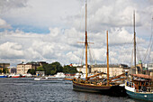 Boote und Segelboote im Wasser vor der Insel Skeppsholmen; Stockholm, Schweden