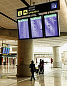Menschen betrachten Ankunftsinformationsschilder im Flughafen; Malaga, Provinz Malaga, Spanien