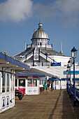 Ein Spazierweg am Pier; Eastbourne Sussex England