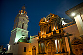 Kathedrale von Quito bei Nacht beleuchtet; Quito Equador