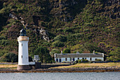 Ein Leuchtturm am Rande des Wassers; Isle Of Mull Schottland