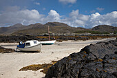 Zwei Boote am Strand; Sanna Ardnamurchan Argyl Schottland