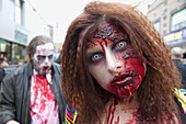 Frau in einem gruseligen Kostüm beim Toronto Zombie Walk, Toronto, Ontario, Kanada