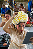 Indonesien, Bali, Dorf Batubulan, Barong-Tanz, Tänzerin im Kostüm.