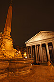 Nächtliche Lichter des Pantheons auf der Piazza Della Rotunda; Rom Lazio Italien