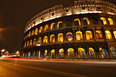 Nächtliche Lichter des Kolosseums; Rom Latium Italien