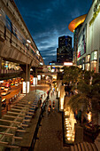 Skytrain am Siam Centre und belebte Straße bei Nacht; Bangkok Thailand