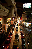 Belebte Straße bei Nacht; Bangkok Thailand