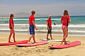 Surflehrer und Schüler mit Surfunterricht am Cerritos Strand; Todos Santos Baja California Sur Mexiko