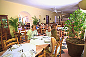 Touristenfamilie im Hotel California; Todos Santos Baja California Sur Mexiko