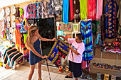 Frauen in der Innenstadt betrachten ausgestellte Textilien; Todos Santos Baja California Sur Mexiko