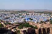 Indien, Blaue Stadt Jodhpur mit allen blauen Gebäuden, aufgenommen vom Fort Mehrangarh; Rajasthan.
