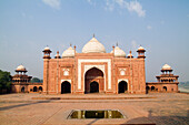 Indien, Neben dem Taj Mahal; Agra, Taj-Moschee aus braunem Stein