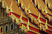 Thailand, Nahaufnahme des farbenfrohen Wat Benjamabophit (Marmortempel); Bangkok