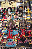 Nepal, Kathmandu, Nahaufnahme von bunten traditionellen Puppen, die ausgestellt sind.