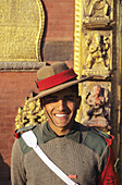Nepal, Bhaktapur, Durbar Square, Kopfbild eines lächelnden nepalesischen Wachmanns, Nachmittagslicht.