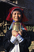 Burma (Myanmar), Inle See, Kaungdine Dorf, Padaung Stammesfrau trägt Halsringe.