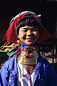 Burma (Myanmar), Inle-See, Dorf Kaungdine, Lächelnde Padaung-Stammesfrau, die Halsringe trägt.