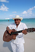 Mexiko, Yucatan-Halbinsel, Mariachi-Gitarrenspieler am Strand; Costa Maya
