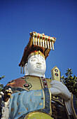 China, Hongkong, Nahaufnahme der farbenfrohen Statue im Tin Hua Tempel; Müllbucht