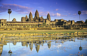 Kambodscha, Siem Reap, Angkor Wat, Ansicht des Tempels von vorne, Spiegelung im Teich