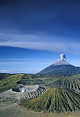 Indonesien, Java, Bromo Tengger Semeru National Park Übersicht, Vulkanausbruch im Hintergrund