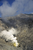 Indonesien, Java, Bromo Tengger Semeru Nationalpark, Rauch aus dem Inneren des Bromo-Kraters