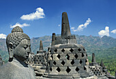 Indonesien, Java, Borobudur-Tempel, Blick vom Dach des Buddha-Kopfes und der Struktur
