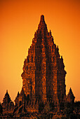 Indonesien, Java, Prambanan, Shiva Mahadeva Tempel Steinarchitektur bei Sonnenuntergang