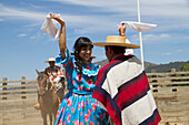 Paar tanzt Cueca, den traditionellen Tanz Chiles, in der Medialuna der Estancia El Cuadro, Casablanca-Tal, Region Valparaiso, Chile