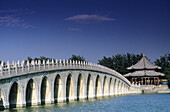 China, Sommerpalast, Siebzehn-Bogen-Brücke, Blick hinüber zum Außenpavillon