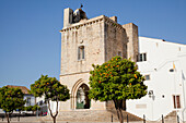 Vordere Treppe und Eingang eines Gebäudes; Faro Algarve Portugal
