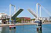 Eine Brücke wird für den Bootsverkehr angehoben; Lagos Algarve Portugal