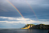 Doppelter Regenbogen auf einer Klippe am Meer; Quebec Kanada